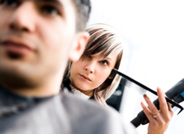 Perruquería Unisex Paquita - Estilista cortando el cabello a un hombre